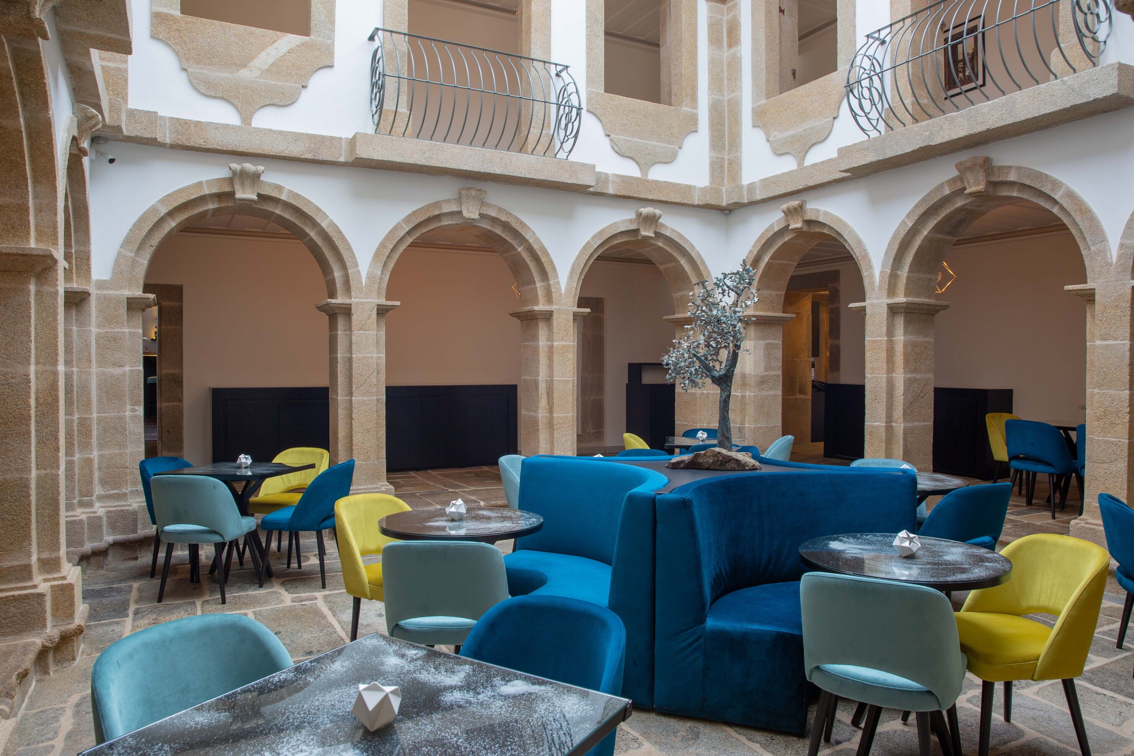 提供午餐和晚餐