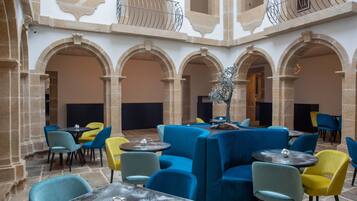 Serves lunch and dinner