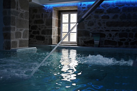 Indoor spa tub. Convento do Seixo Boutique Hotel & Spa