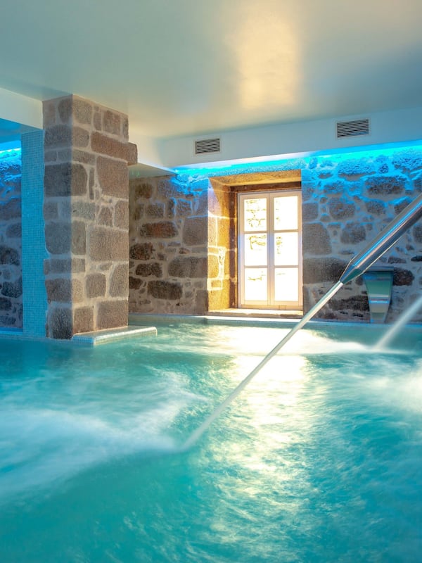 Piscina coperta, piscina stagionale all'aperto, ombrelloni da piscina