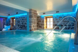 Inomhuspool, en säsongsöppen utomhuspool, parasoller och solstolar