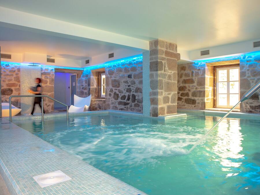 Innendørsbasseng, sesongbasert utendørsbasseng og bassengparasoller