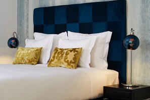 Deluxe suite | Luxe beddengoed, donsdekens, een minibar, een kluis op de kamer