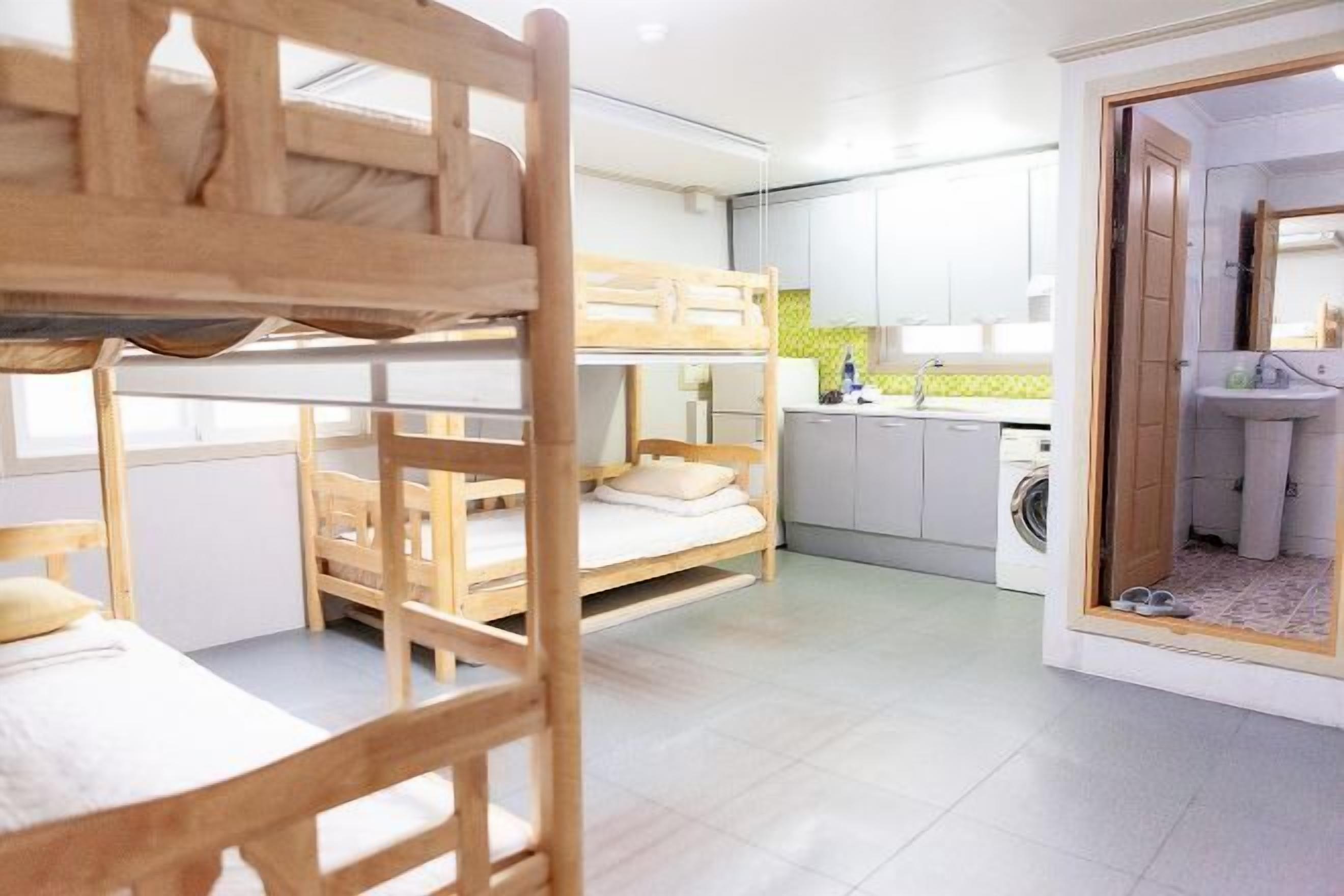 12 habitaciones, cortinas blackout y tabla de planchar con plancha 