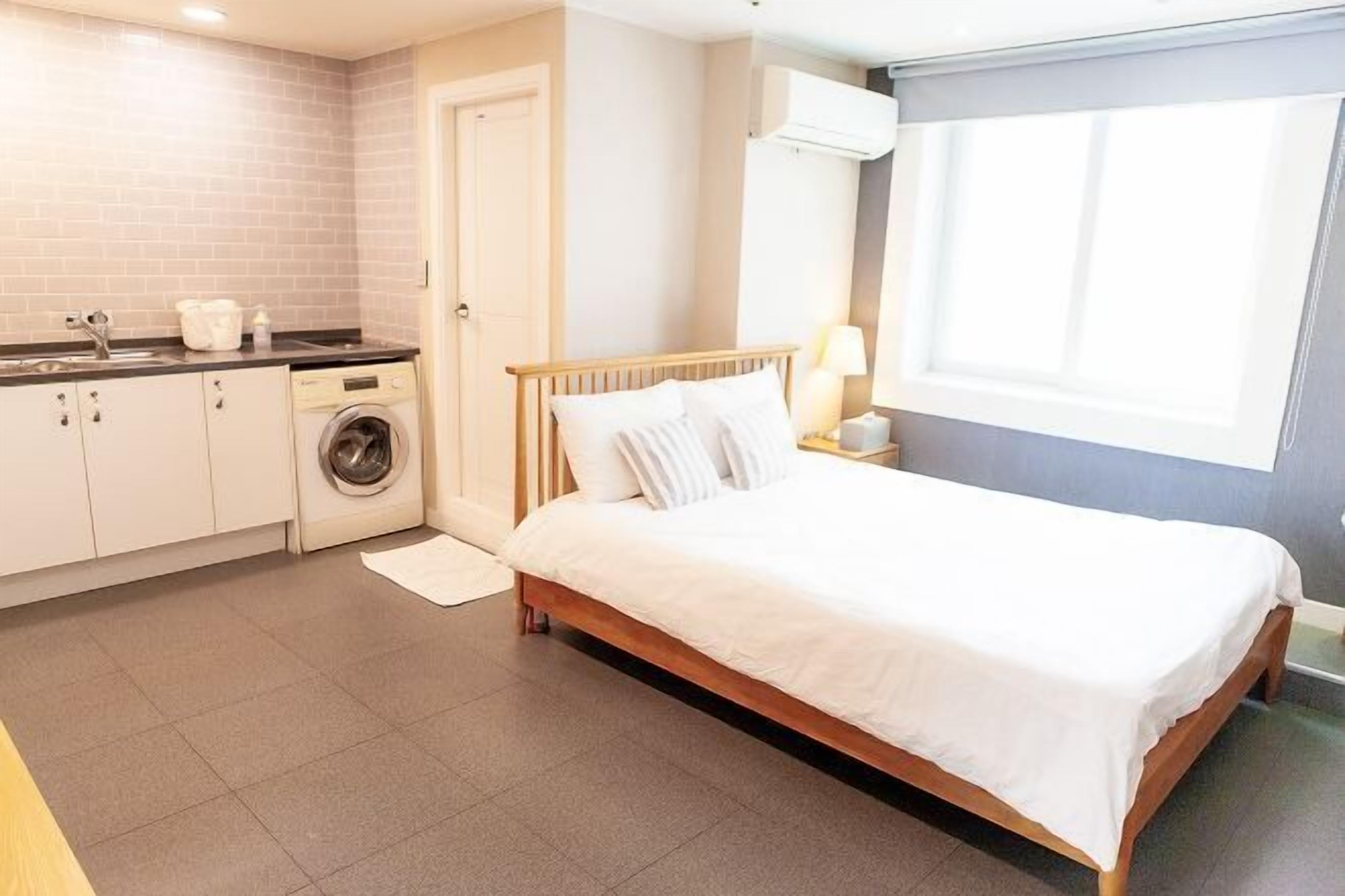 12 habitaciones, cortinas blackout y tabla de planchar con plancha 