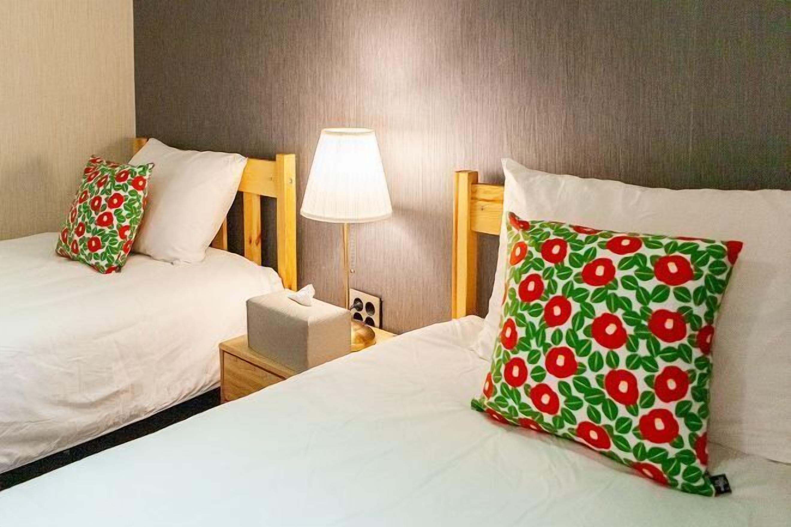 12 habitaciones, cortinas blackout y tabla de planchar con plancha 