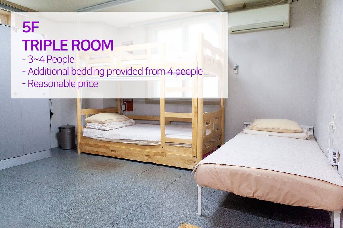 Une chambre triple avec lits superposés, pouvant accueillir de 3 à 4 personnes, avec du linge de lit supplémentaire pour 4 personnes, et à un prix raisonnable.