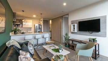 Deluxe Apartment 808 | Area keluarga | Televisi plasma 32-inci dengan saluran TV kabel dan TV