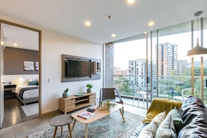 Deluxe Apartment 801 | Área de estar | TV de plasma 32 polegadas com canais a cabo, TV