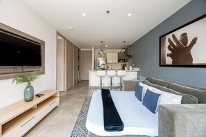 Deluxe Apartment 802 | Área de estar | TV de plasma 32 polegadas com canais a cabo, TV