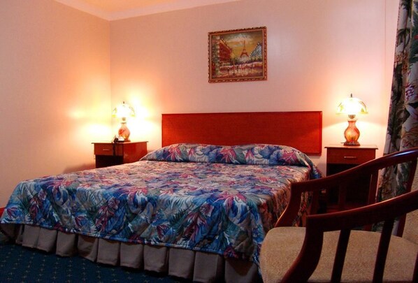 Cofres nos quartos, escrivaninha, cortinas blackout