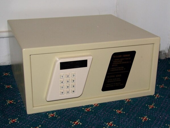 Un microondas color beige con teclado y panel de control.