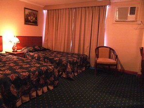 Cofres nos quartos, escrivaninha, cortinas blackout