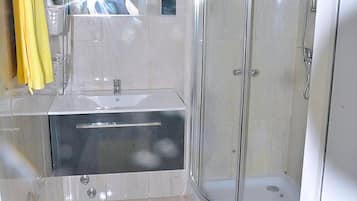 Kamar Double Deluks | Kamar mandi | Shower, perlengkapan mandi gratis, sandal, dan handuk
