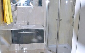 Deluxe Double Room | Bathroom | Shower, free toiletries, slippers, towels