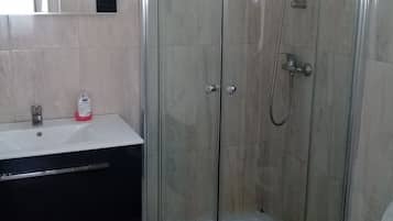 Deluxe Double Room | Bathroom | Shower, free toiletries, slippers, towels