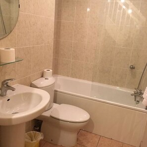 Bañera con ducha, artículos de tocador gratuitos, secador de pelo