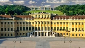 Un grand bâtiment symétrique doté d’une cour centrale, qui ressemble probablement à un palais historique ou à un bâtiment gouvernemental.