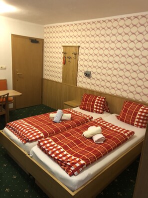 Blackout curtains, free WiFi - Pension miracle (Zell am See)