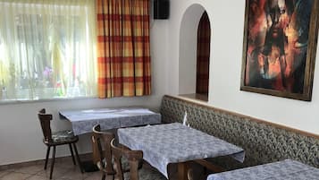 Tägliches Frühstücksbuffet gegen Gebühr