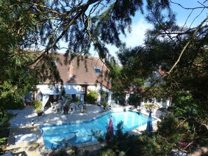 Außenpool, Sonnenschirme, Liegestühle