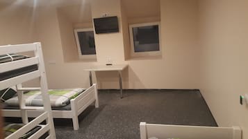 4 人部屋 | 羽毛の掛け布団、デスク、防音設備、WiFi (無料)