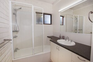 Standard Apartment, 2 Bedrooms | Bathroom