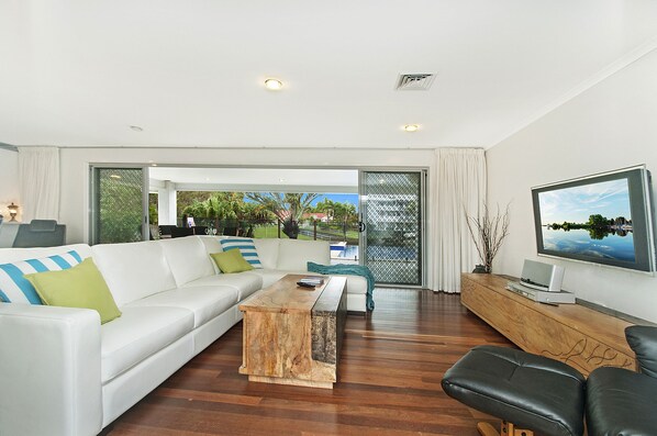 Standard Room | Living area | TV - Balyarta 38 (Mooloolaba)