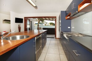 Quarto standard | Cozinha privada | Geladeira grande, micro-ondas, fogão, cooktop