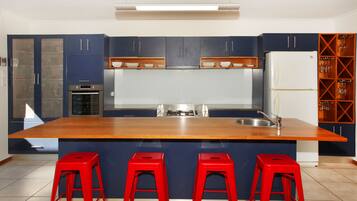 Standard Room | Private kitchen | Full-sized fridge, microwave, oven, stovetop