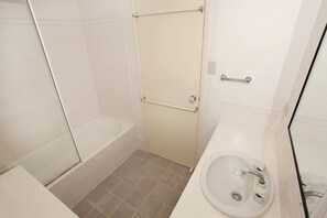 Standard Room | Bathroom | Hair dryer, towels - Beachport 14 (Mooloolaba)