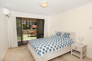 Standard Room | Iron/ironing board, cribs/infant beds, bed sheets - Beachport 14 (Mooloolaba)