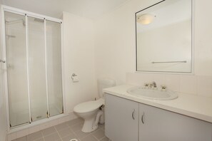 Standard Room | Bathroom | Hair dryer, towels - Beachport 14 (Mooloolaba)