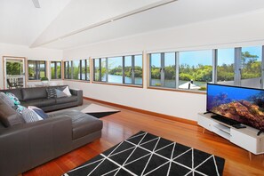 Standard Room | Living area | TV - Campbell 7 (Diddillibah)