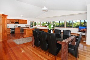 Standard Room | In-room dining - Campbell 7 (Diddillibah)