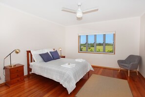 Chambre Standard | Fer et planche à repasser, lit de bébé (supplément), literie fournie