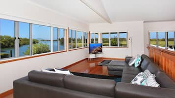 Standard Room | Living area | TV