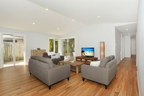 Standard Room | Living area - Carrothool 29 (Mooloolaba)