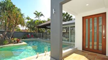 Pintu masuk properti