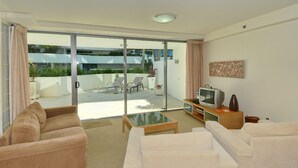 Standard Room | Living area | TV - Cilento 103 (Mooloolaba)