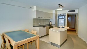 Standard Room | Private kitchen | Full-sized fridge, microwave, oven, stovetop - Cilento 103 (Mooloolaba)