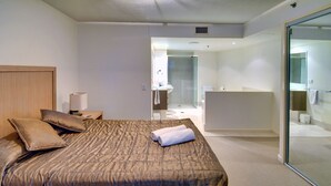 Standard Room | Soundproofing, iron/ironing board, cots/infant beds, bed sheets - Cilento 103 (Mooloolaba)