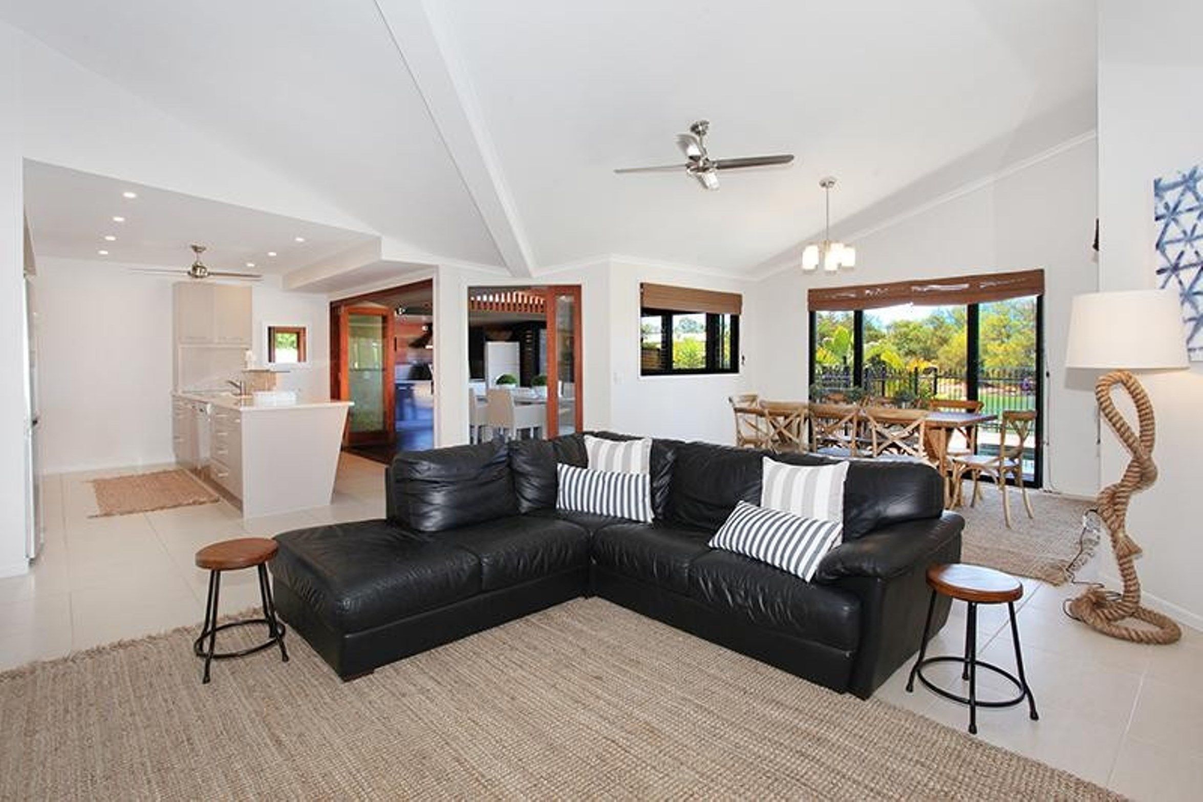 Kamar Standar | Area keluarga | TV