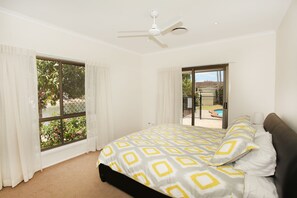 Iron/ironing board, cribs/infant beds, free WiFi, bed sheets - Coppabella 46a (Mooloolaba)