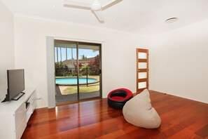 Standard Room | Living area - Coppabella 46a (Mooloolaba)