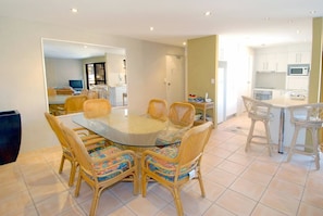 Standard Room | In-room dining