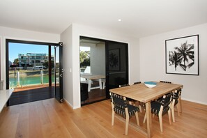 Standard Room | In-room dining - Culbara 23b (Mooloolaba)