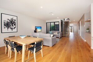 Standard Room | In-room dining