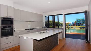 Standard Room | Private kitchen | Full-sized fridge, microwave, oven, stovetop