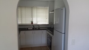 Standard Room | Private kitchen | Full-size fridge, microwave, oven, stovetop - Headlands 10 (Alexandra Headland)